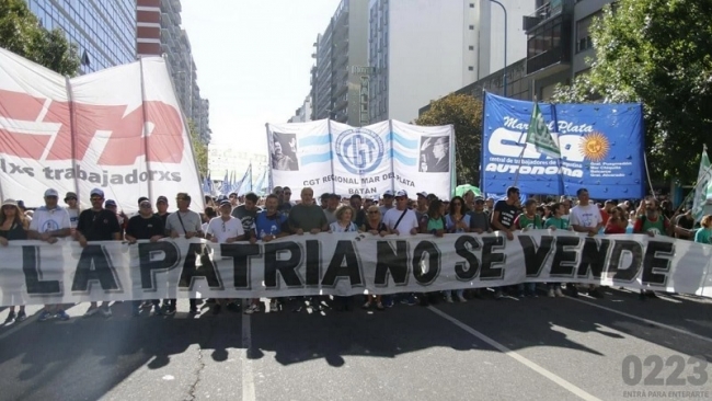 Mar del Plata: Una multitud marchó en memoria de los 30 mil desaparecidos y con críticas al Gobierno Nacional