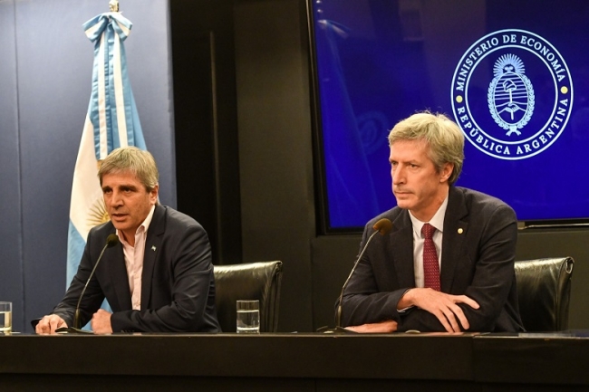 Luis Caputo, junto con Santiago Bausili, anunciaron las próximas etapas del plan económico