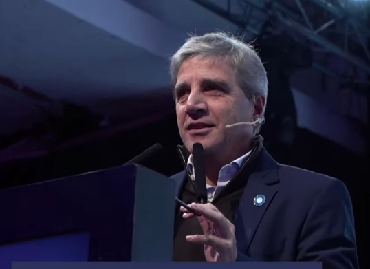 Para Luis Caputo: «La economía se va a llevar puesta a la política»