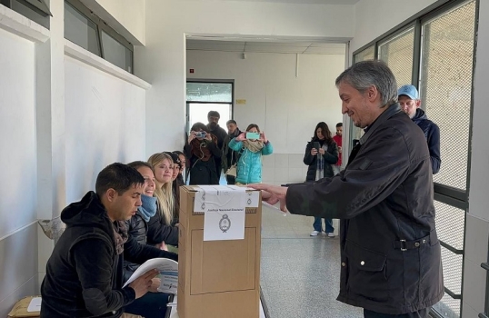 Máximo Kirchner: “A nadie le cae bien que el presidente de otro país diga cómo se debe votar en el nuestro”