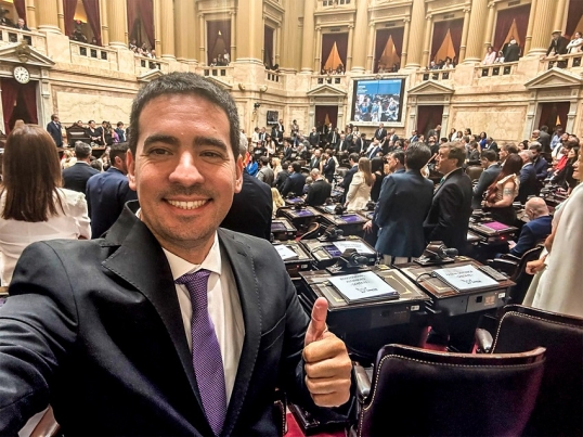 Para el diputado libertario Adrián Ravier: «la gente que vive mal debe adaptarse a vivir mal»