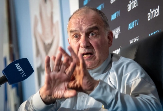 El técnico Marcelo Bielsa afirmó que continuará como DT de la Selección de Uruguay