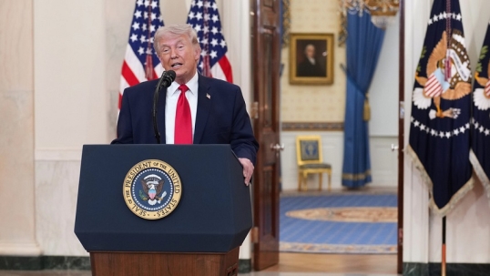 Trump amenaza con imponer tasas de hasta el 100 % a ciertos medicamentos importados