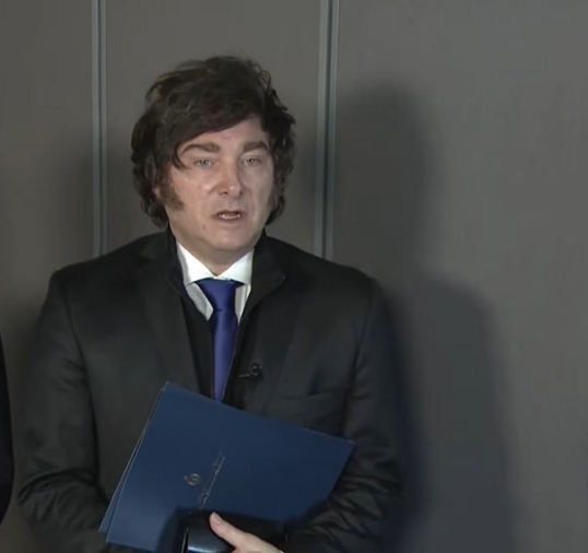 Atribuyen a Milei la determinación por restringir el ingreso de extranjeros que inciten el odio contra la Argentina