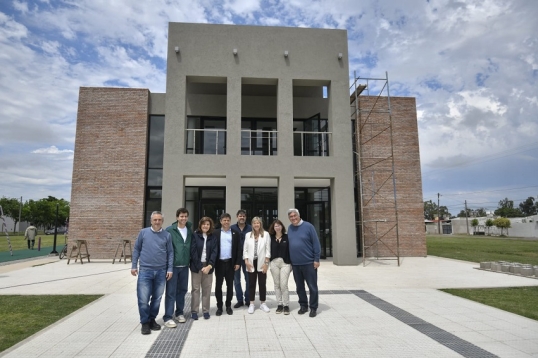 Kicillof junto a la Intendenta, María Celia Gianini recorrió los avances de obras de viviendas en Carlos Tejedor