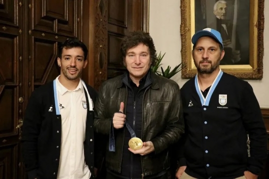 Javier Milei recibió al biker José «Maligno» Torres y salieron al balcón presidencial