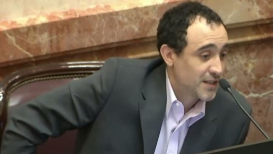 El senador Carambia afirmó que el Gobierno decidió suspender la sesión por Ficha Limpia