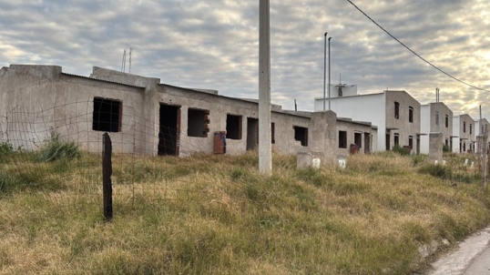 La Provincia de Buenos Aires finalizará viviendas que Nación paralizó en Bahía Blanca