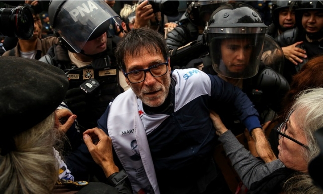 Liberan al Padre «Paco» Olveira, luego de ser detenido en la marcha de los jubilados
