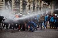 La policía reprimió a manifestantes con gases y camión hidrante en la marcha de jubilados