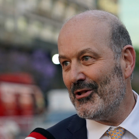 Federico Sturzenegger trabaja en un decreto para cerrar decenas de organismos públicos