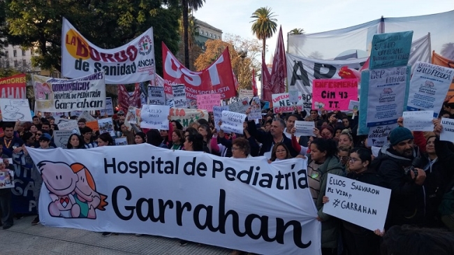 Trabajadores del Garrahan, jubilados y organizaciones sociales marcharon a Plaza de Mayo
