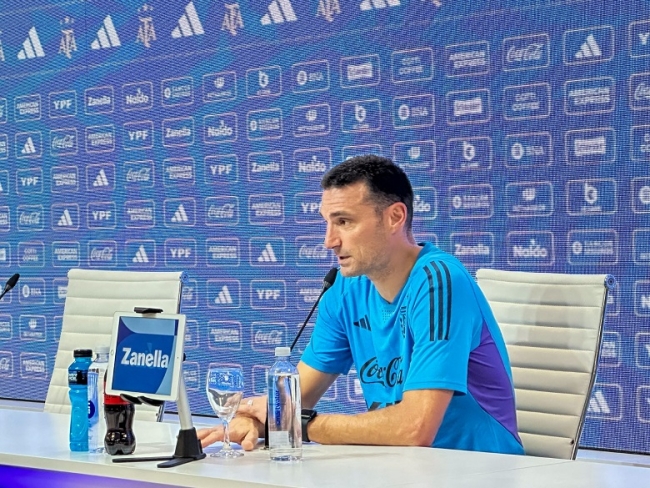 Lionel Scaloni, se refirió a la foto por los juveniles de Newell´s: “tendría que ser algo normal”