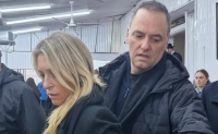 Denuncian ante la justicia que Manuel Adorni conserva custodia y un vehículo oficial sin ser funcionario