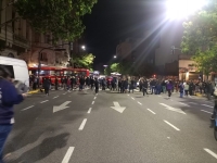 Cientos de personas marcharon con las cacerolas a Plaza de Mayo