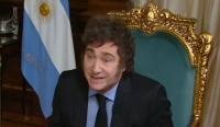 Javier Milei criticó a la prensa hablar de su llegada tarde a la despedida del papa Francisco