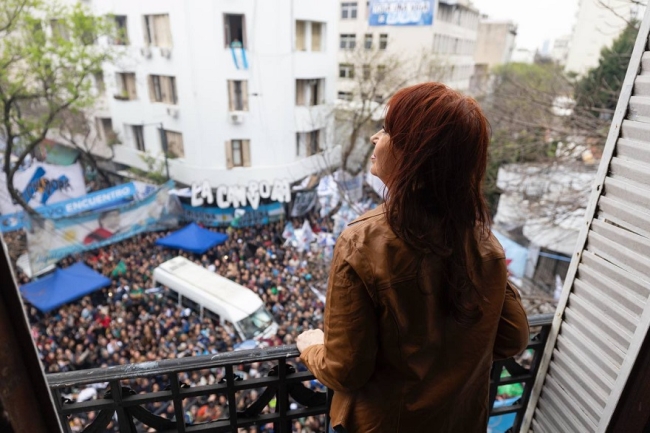 Multitudinaria marcha a la casa de la expresidenta Cristina Kirchner