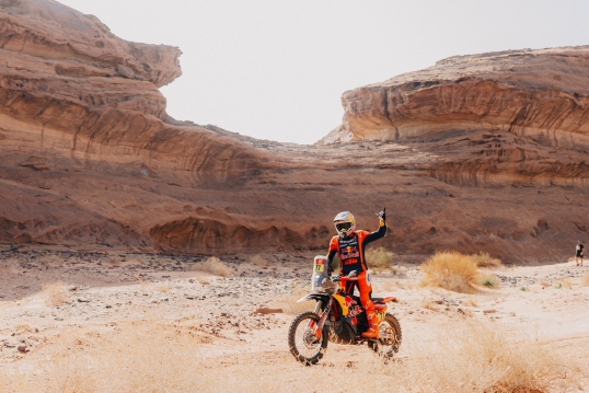 Rally Dakar 2026: Ricky Brabec se quedó con la sexta etapa en motos