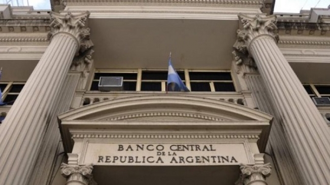 El Banco Central tuvo que vender divisas y el dólar cerró a $880,91 para la compra y a $939,07 para la venta