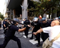 Fuerte represión a la marcha de jubilados e hinchas