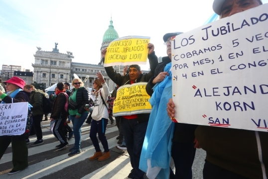 Marchan los jubilados al Congreso y los trabajadores del Hospital Garrahan