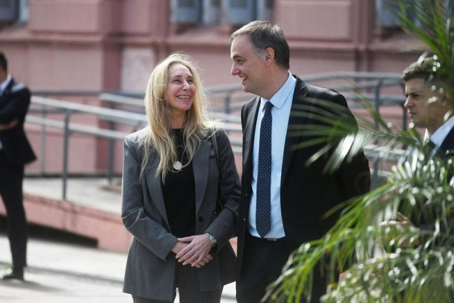 Karina Milei le estaría buscando un consulado para Adorni y evitar el Senado