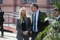 Karina Milei le estaría buscando un consulado para Adorni y evitar el Senado