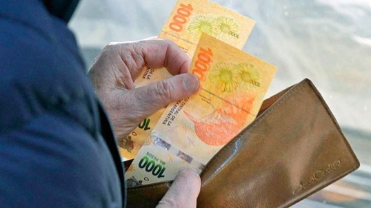 Leve mejoría de los salarios de los privados, pero los públicos volvieron a perder frente a la inflación en abril