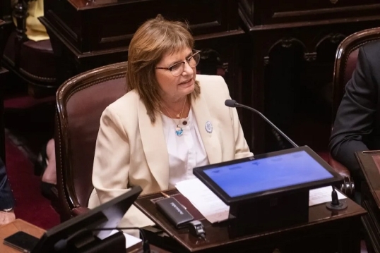 “Todos sabemos que Adorni está sucio, no entiendo por qué Milei lo defiende” señaló Patricia Bullrich