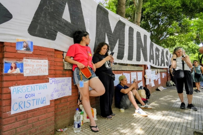 Cristina: Militantes hicieron una vigilia y acampan frente al Sanatorio Otamendi