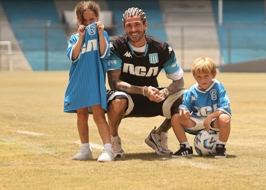 Rodrigo de Paul visitó el estadio de la "Academia" junto a sus hijos