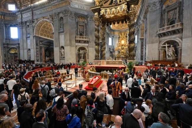 Miles de fieles se siguen congregando para despedir al Papa del Pueblo