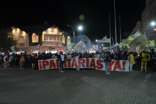 Santa Cruz: Gran marcha de antorchas en Río Gallegos pidiendo paritarias urgente