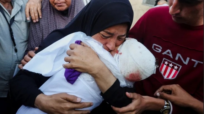 Israel atacó una escuela en Gaza y dejó más de 20 muertos, entre ellos 15 menores