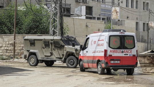Cisjordania: «Las fuerzas israelíes siguen obstruyendo el acceso a las instalaciones sanitarias, e incluso atacando ambulancias»