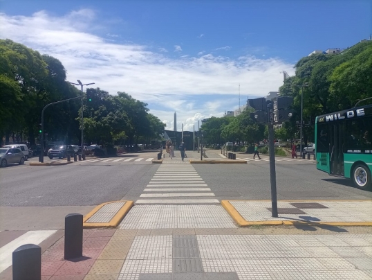 El tiempo en el AMBA, se presenta fresco por la mañana, cielo algo nublado con llovizna y una máxima de 24 grados