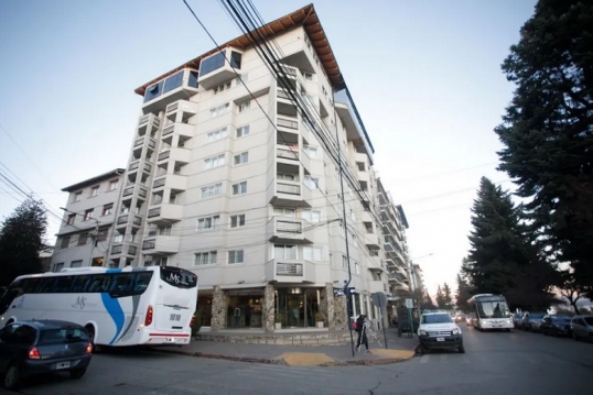 Bariloche: Un egresado sufrió una caída desde el sexto piso de un hotel