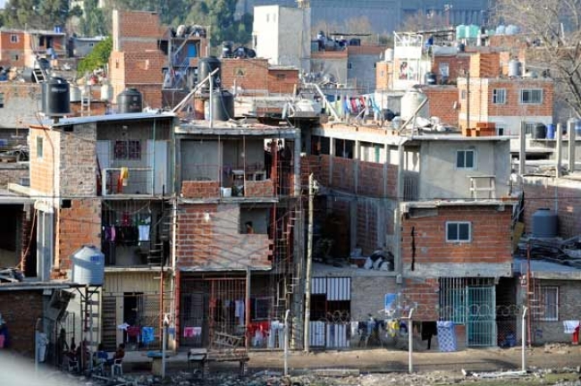 Una encuesta revela que el 60% de los habitantes de barrios populares está endeudado