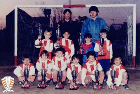 El primer club de Lionel despidió a Jorge Messi, con una foto suya como entrenador