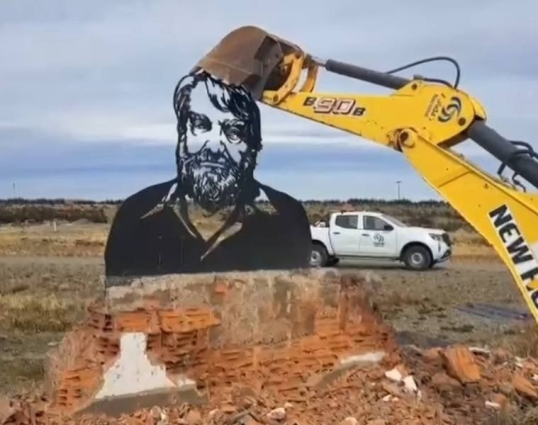 Santa Cruz: Vialidad Nacional destruyó el monumento homenaje a Osvaldo Bayer