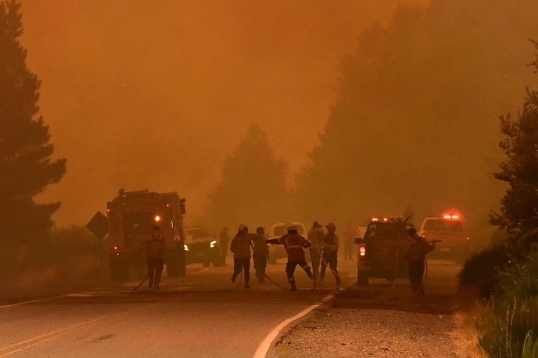 Chubut: El fuego sigue avanzando al sudoeste de El Maitén