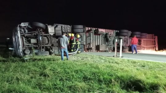Vuelco de un camión cargado de golosinas en la autopista Rosario-Córdoba