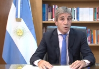 Crisis industrial: Caputo anunció una baja de impuestos a la importación de ropa, calzado y telas