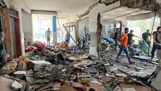 Israel atacó una escuela en Gaza, hay decenas de muertos y heridos