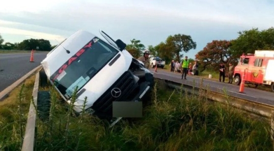 Volcó una combi con 20 pasajeros en la Ruta 12, a la altura de Ceibas