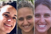 Detalle de las tres rehenes liberadas por Hamas