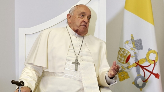 El papa Francisco pasó una noche tranquila, pero su estado sigue siendo crítico