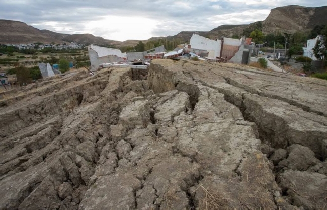 Cerro Colapsado en Chubut: Hay riesgo inminente de otro derrumbe y los vecinos se llevan sus cosas