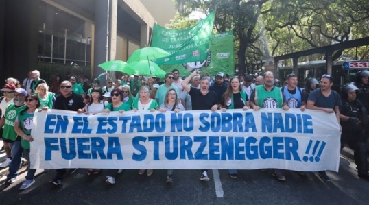 Los trabajadores Estatales reclaman un aumento salarial y bono