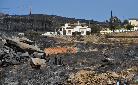 España: Continúa la lucha contra el incendio forestal en Almería